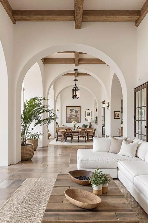 Corredor interior con arcos